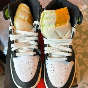 Air Jordan 1s Retro High White/Black youth 5.5, womens size 7